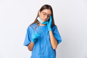 Dentista ou profissional de saúde com expressão de cansaço e estresse, representando a sobrecarga na gestão manual da clínica, agendamentos e atendimento via WhatsApp, e a necessidade de otimização com Agentes de IA.