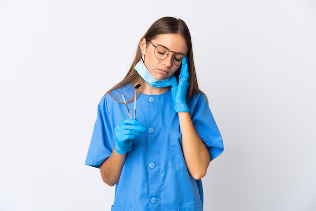 Dentista ou profissional de saúde com expressão de cansaço e estresse, representando a sobrecarga na gestão manual da clínica, agendamentos e atendimento via WhatsApp, e a necessidade de otimização com Agentes de IA.