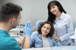 Fluxo híbrido de atendimento em clínica com IA e humano atuando em conjunto.