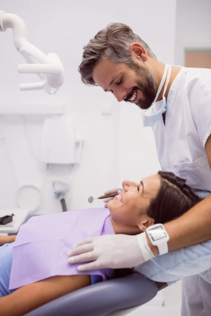 Profissional de saúde interagindo com paciente por meio de um sistema digital moderno em consultório humanizado.