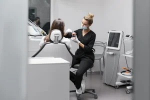 Dentista-Gestor analisando planejamento digital de implante de alto valor, enquanto a Secretária IA qualifica o paciente.