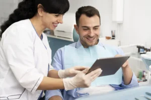 Dentista apresentando um orçamento de tratamento odontológico de alto valor (implante ou lentes) para um paciente, que será nutrido pela Secretária IA.