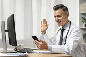Paciente realizando uma consulta de teleodontologia por video chamada com seu dentista, um processo agendado e triado pela Secretária IA.