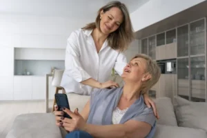 Paciente em casa, sorrindo ao receber uma mensagem de follow-up pós-operatório da sua clínica odontológica, enviada pela Secretária IA.