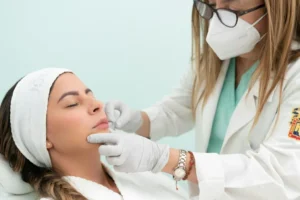 Profissional de estética realizando avaliação personalizada em paciente em clínica especializada.
