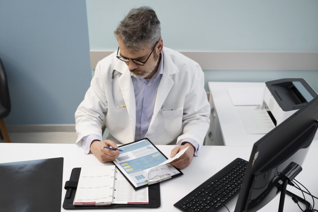 Gestor de clínica analisando dados de LTV e reativação de pacientes em tablet.
