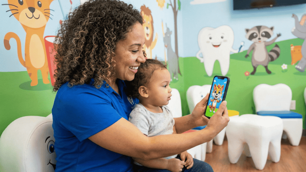 Mãe sorrindo ao receber mensagens lúdicas e acolhedoras da Secretária IA para agendamento do filho.